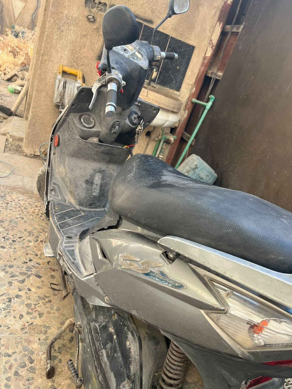 السلام عليكم 👋للبيع كامكو جي 5 دراجة طافية متروكة بيها نقص كتف مال شحن وباتري والكابريته وصخة الدراجة متروكة ابيع كوم حديد السعر 110 وبيها مجال بسيط حك الجية مكاني بغداد الشعله جكوك شارع عادل ماركت للاستفسار هذا رقمي يتصل وبي خير ويدلل ‏‪***********‬‏
