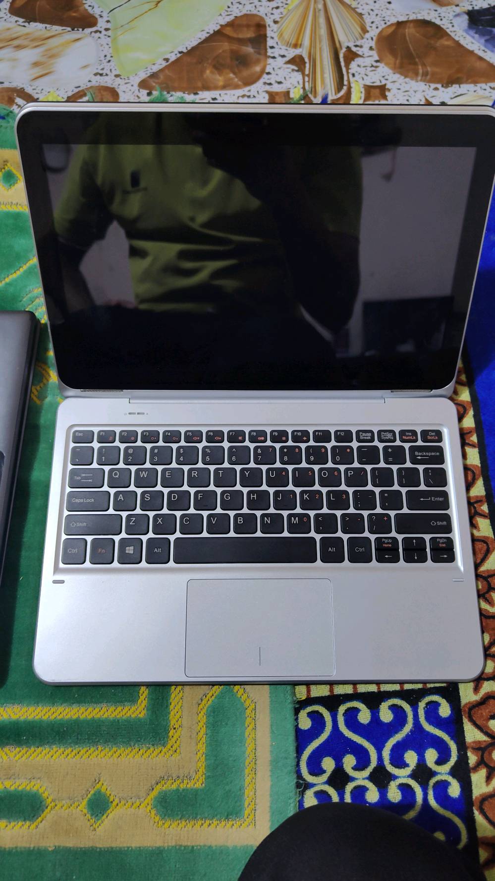 جهاز Nextbook Flexx 11A هو حاسوب لوحي (تابلت) يتحول إلى لابتوب (2 في 1).المواصفات الرئيسية:الشاشة: بحجم 11.6 بوصة بدقة (1366 × 768) بكسل، تدعم اللمس وبتقنية IPS.المعالج: إنتل أتوم رباعي النوى (Intel Atom Quad-Core Z8300) بسرعة 1.84 جيجاهرتز.ذاكرة الوصول العشوائي (الرام): 2 جيجابايت (DDR3L).سعة التخزين: 64 جيجابايت (قابلة للتوسعة عبر بطاقة الذاكرة MicroSD/TF).نظام التشغيل: ويندوز 10 (Windows 10).الكاميرا: كاميرا أمامية وخلفية مدمجتان.المنافذ والاتصال: منفذ Micro-HDMI، وUSB، وواي فاي (WiFi)، وبلوتوث.لوحة المفاتيح: قابلة للفك والتركيب (Pogo Keyboard) لتحويله إلى لابتوب بسهولة.البطارية: بسعة 9000 مللي أمبير تقريباً.