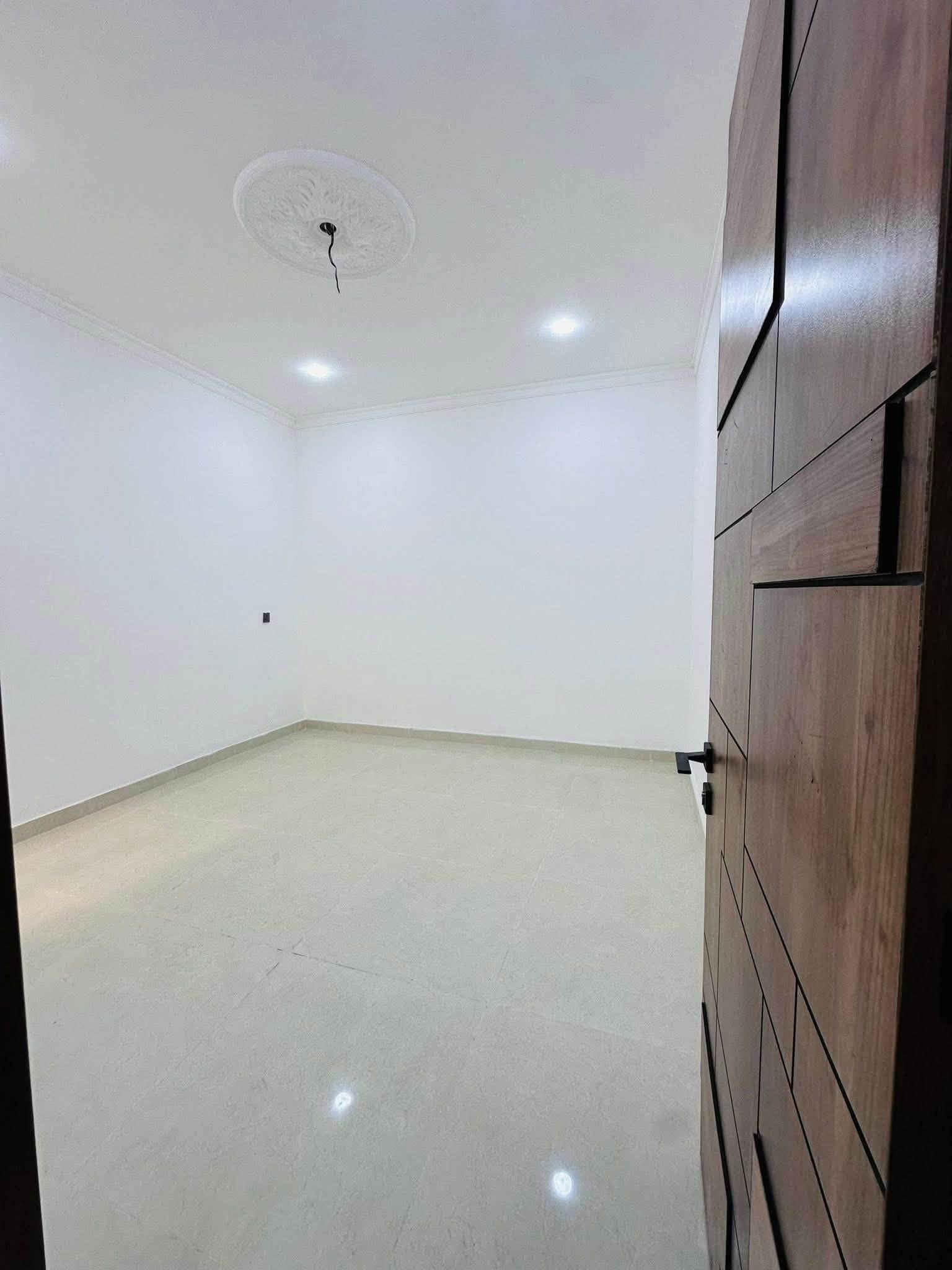 مشتمل ٨٨ للبيع
مدخلين / بناء حديث
موقعه 📍الشعب حي التجار الاولى موقع ممتاز
يحتوي على #استقبال #مطبخ معزول #٤غرف #خدمات
للأستفسار آكثر الأتصال على الأرقآم 
***********
الأخوين للوساطة العقارية
