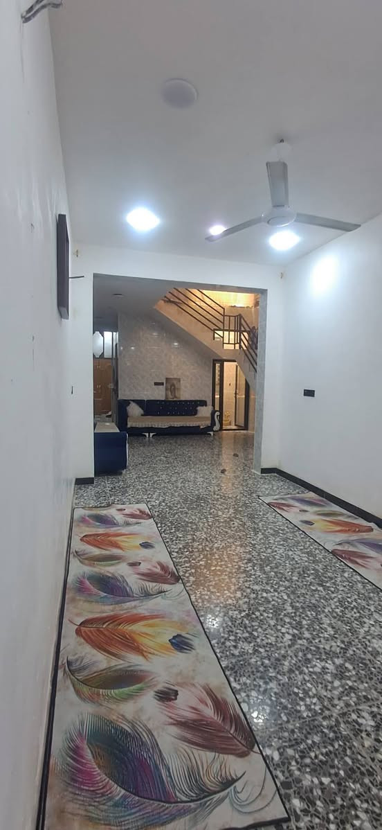السلام عليكم 
بيت للبيع البلديات شارع العمرات في المعسكر البيت على الشارع العام 
تفاصيل البيت في الصور البيت طابق ونص بس الطابق الفوك بس تشطيب يرادله 

مساحة البيت الواجة ٥و٤٠ والنزال ٢٠ ونص 
السعر ١٢٥ مليون 

التواصل خاص
 رقم الهاتف ***********
