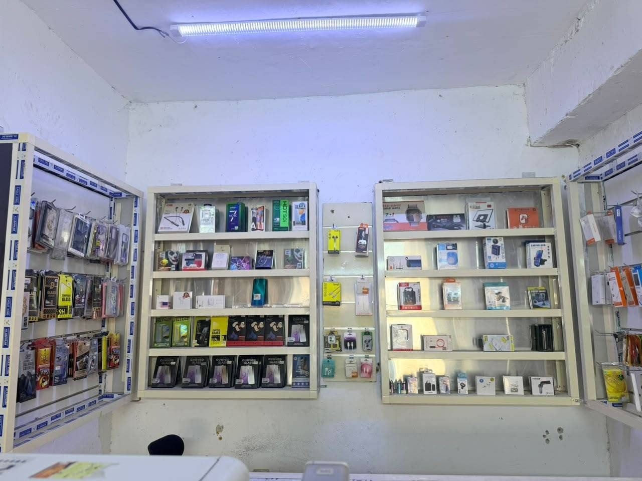 السلام عليكم شباب مشروع كامل بسعر مناسب جداً مكتب موبايلات كامل متكامل البيع شلع ما ابيع اي حاجه منهن كلهن ميز رسبشن عارضات ثنين تعليك ثنين عارضت موبايلات ميز صيانه ادوات صيانه كرسي مع الاكسسوارات السعر مليون ونص بي مجال المكان التأميم غير متواجد على النت  للاستفسار ***********
