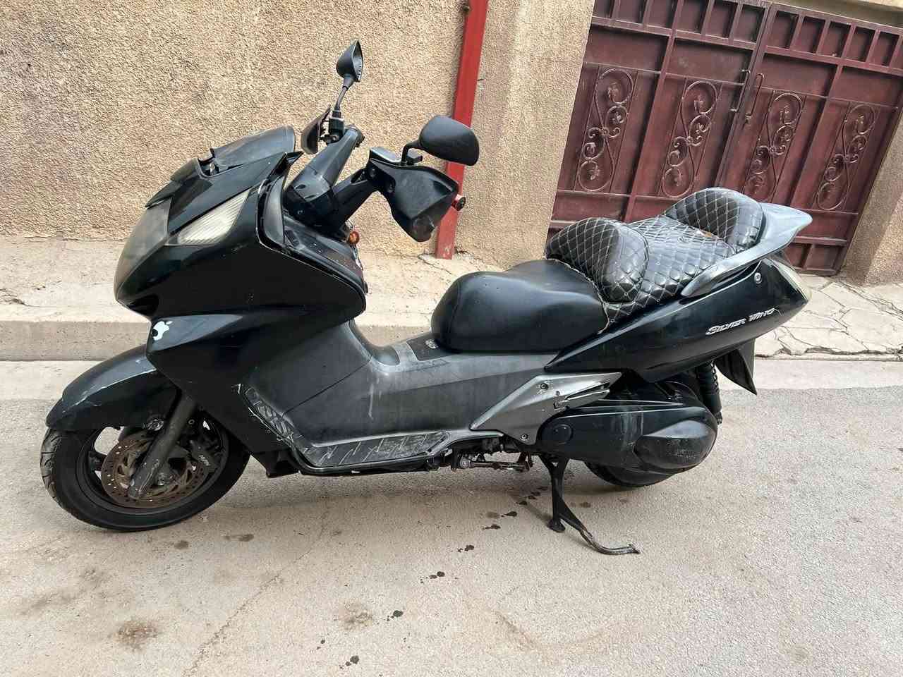 السلام عليكم للبيع سلفر ونج مكينه400   مكينته مكفوله دراجه كهربائيات كله شغاله دراجه يرادله بجم او ترتيب للبجم ويرادله جاملغ امامي وترايش الجوه دراجه شغاله ومكينه مكفوله  سعره 950 الف وبيه مجال مكان بغداد الدوره شارع 60 رقم ‭***********
