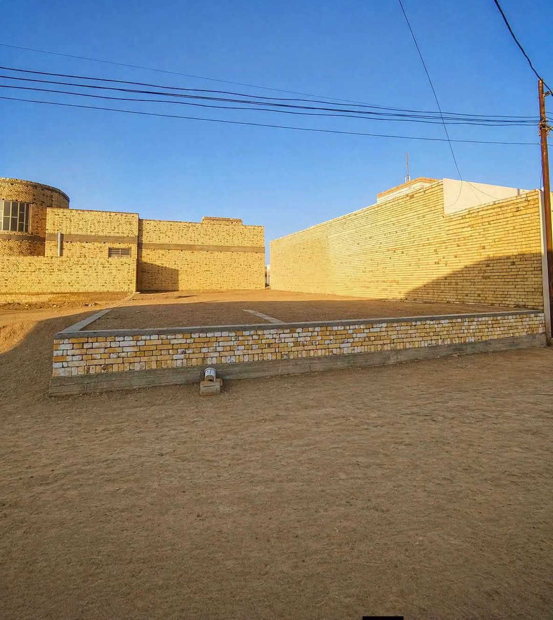 حياكم الله بتلو 200 متر للبيع صاحبة متوازي ومحتاح
 الموقع الناصريه كشمره خلف السجن الاصلاحي
قريب كلش على الشارع التبليط مثل ما موضح بالصور
كامل الخدمات ماء... مجاري ...وكهرباء  
البناء حديث وخارطه جدا جميلة وموقع اجمل 
والاهم شوارع مرتبه ويم التبليط 
السعر 28 وبيه مجال ان شاء الله
 للاستفسار راسل الصفحه او اتصل ***********
