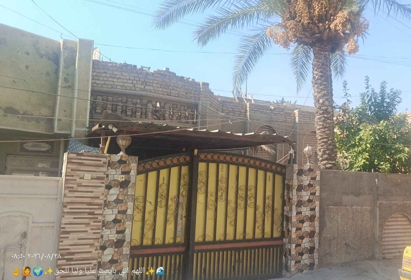 السلام عليكم دار للبيع مساحه ٢٠٠ متر البيت يحتوي على طابقين الطابق الارضي يحتوي على كراج يأخذ سيارتين ويحتوي الطابق الارضي على صحيات ٢  وعلى مطبخ ويحتوي على  منور ٢ وصالة وهول  ويحتوي على غرفتين نوم  ودرج داخلي أما الطابق الثاني يحتوي على غرفتين نوم وصحيات ومطبخ وسطح خارجي ودرج معزول المكان بغداد الحسينية منطقة ٦  الاستفسار ***********  السعر خاص
