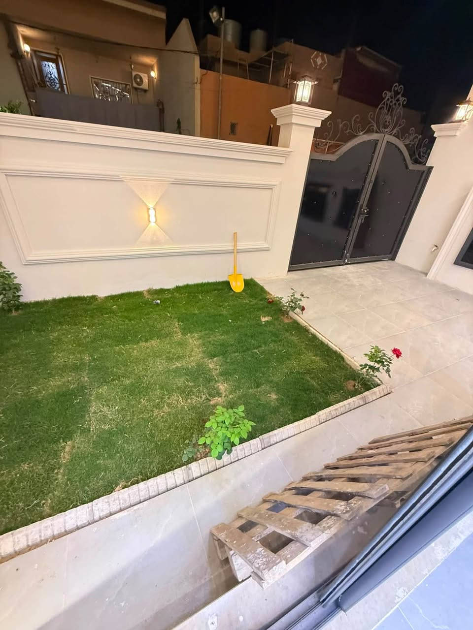 🏠دار صفر بناء حديث
   موقع مميز للبيع
~~~~~~~~~~~
البيت فول فول✔️
نظام دكت سقف مغربي✔️
دبل جام المنيوم✔️
~~~~~~~~~~~
طابو ملك صرف✏️📋
~~~~~~~~~~~
📐المساحه:150 
📐الواجهة :-7.5

~~~~~~~~~~~
📍الموقع : حي المعلمين مقابل جامع الفتح 

~~~~~~~~~~~
💸السعر :علق تم يوصل السعر
~~~~~~~~~~~
يحتوي الطابق الاول على:-
 غرفتين نوم + استقبال + هول + مطبخ حار بارد + الترك + كراج + حديقة 
~~~~~~~~~~~
يحتوي الطابق الثاني على:-
هول +صحيات + 
غرفتين نوم:
~~~~~~~~~~~
~~~~~~~~~~~
للاستفسار اكثر الاتصال على
***********📱
~~~~~~~~~~~
نستقبل جميع العروض 
🏠السكنيه  🏛️التجاريه
مكتب عدن بدايه سايدين عدن مقابل مجمع جوهره
