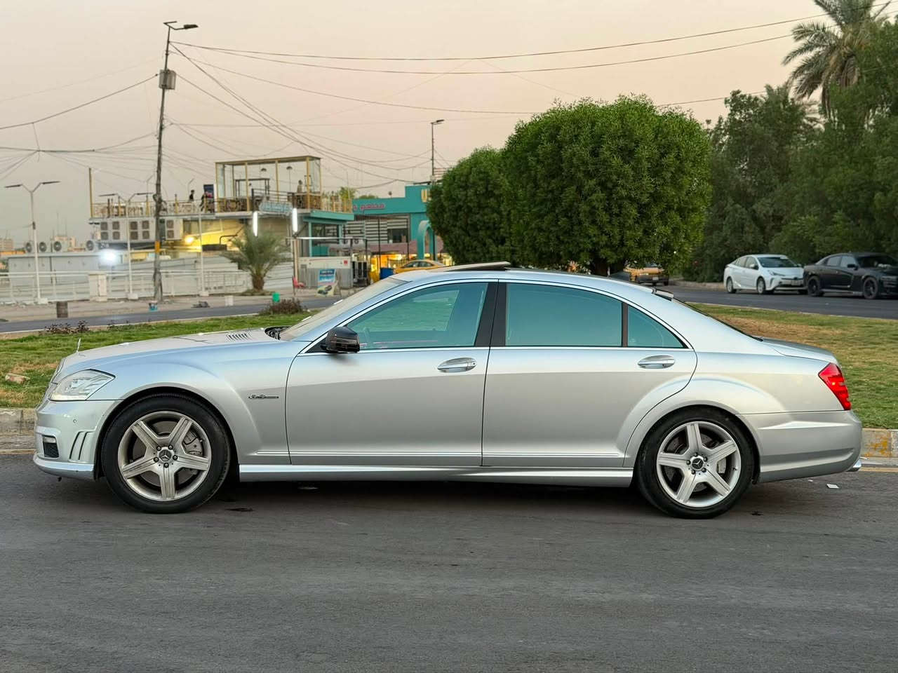 للبيع فقط W221. S63. 2010 AMG أصل
للبيع فقط اعتذر من المراوس. 
كفاله عامه فتح صبغ تعديل حتى دعاميات 
محرك الاصلي  6.3 تنقس طبيعي 
سياره أصل  AMG وبوضع الوكاله ماشيه 150 الف حقيقي فول الفول للاخير 
سلايد. شفتات. ستيرن.  نظام ترحيب دخول ذكي. 5 بردات. ابواب وصندوك ومري شفط. صندوك كهرباء. كشنات حضن وكهرباء وتبريد وتدفئه. ومساج. وهزاز. داخل 7 الوان حسب الطلب. داخل جلد طبيعي دشبول وبطاين وديكورات. تنته كنتاره بلاديه.  لايت داينمك زنون متحرك.  حساسات امامي خلفي. وتوقف ذاتي وتحديد مسار. ناظور ليلي.  
كروز سرعه.  حساس مطر.  مري عاكسه 
جام بلورايز بلادي متغير حسب ضوء 
دركه عظم حرف D اصليه سستم كروز رياضي اصلي AMG وعليه برمجه طلقات وفتح سرعه 
باقي تفاصيله هواي ومعروفه سياره مميزه ومن نوادر 
سياره جديده وجاهزه وعليه ادامه كامله 

سياره رقمه بغداد باسمنا ورقم مميز ع حجم السياره وتحويله مباشر.  
ومكانه بغداد الكرخ والسعر 200 يعنى  
اي استفسار فقط الاتصال ***********
