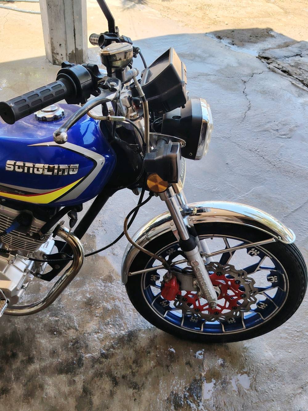 موتور سونكلنك CG150 MAX نظيف ومعدل بشكل مرتب، لونه أزرق وعليه شغل مرتب من جنطّات وفرامل وملحقات، ومحركه باين عليه نظافة وما بيه ملاحظات ظاهرة. مناسب للي يدور دراجة عملية وشكلها حلو وجاهزة للركب، والفحص يثبت كلشي.موديل 
 مكاني بابل محاويل 2024