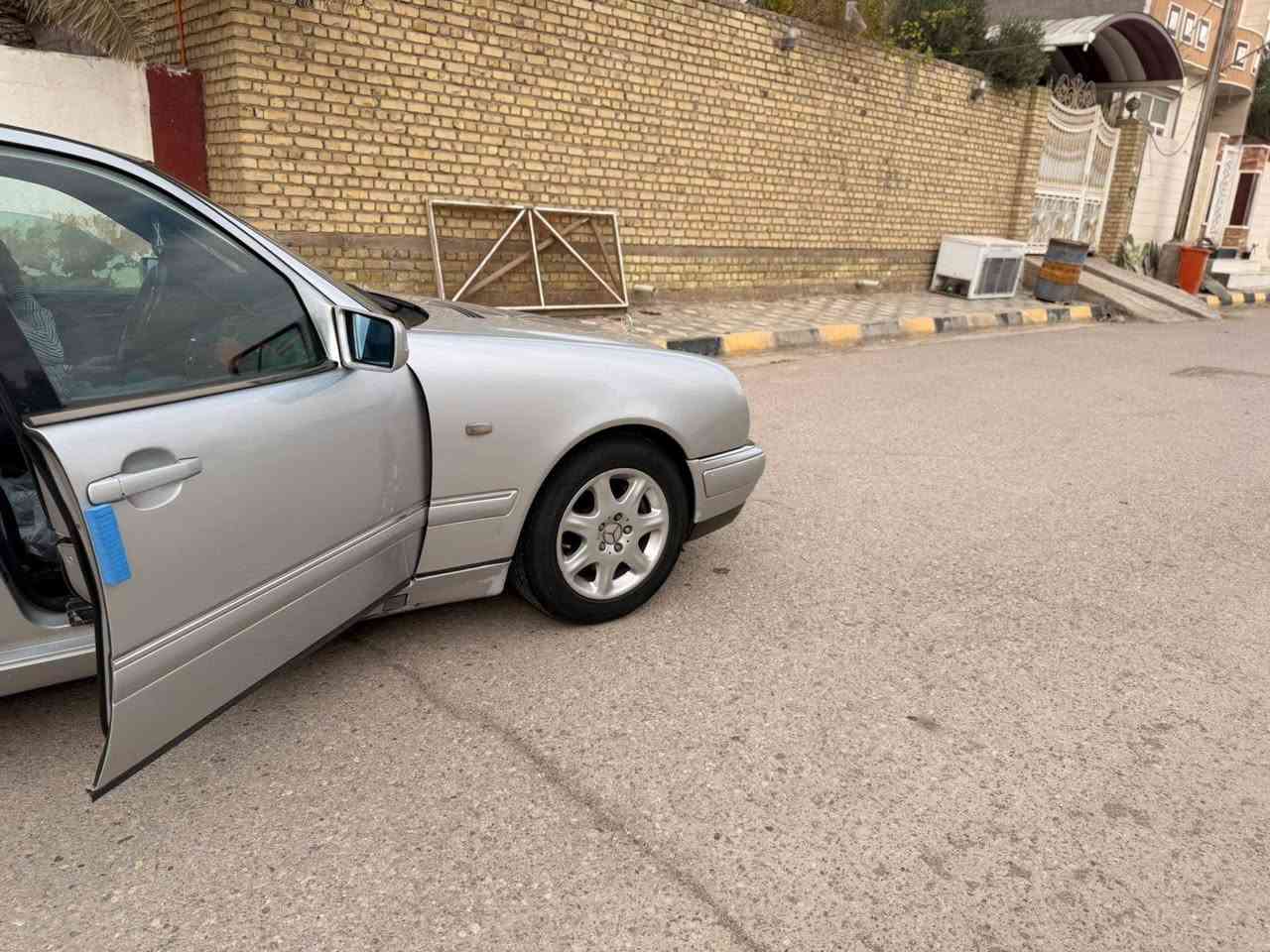 للبيع مارسيدس ام عيون موديل 97 مواصفات فول واحد على واحد رقم بغداد بسمنه محرك 6 سلندر خراطيم مرغوب مكفوله من الضربه صبغ عام جماليه مكانهه واسط الكوت ترهم مراوس السعر 95 ورقه  ***********.   ***********
