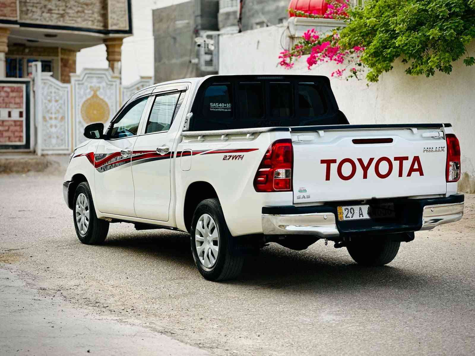 هايلوكس ٢٠٢٥ • ماشي ٥٠٠٠٠ • رقم واسط