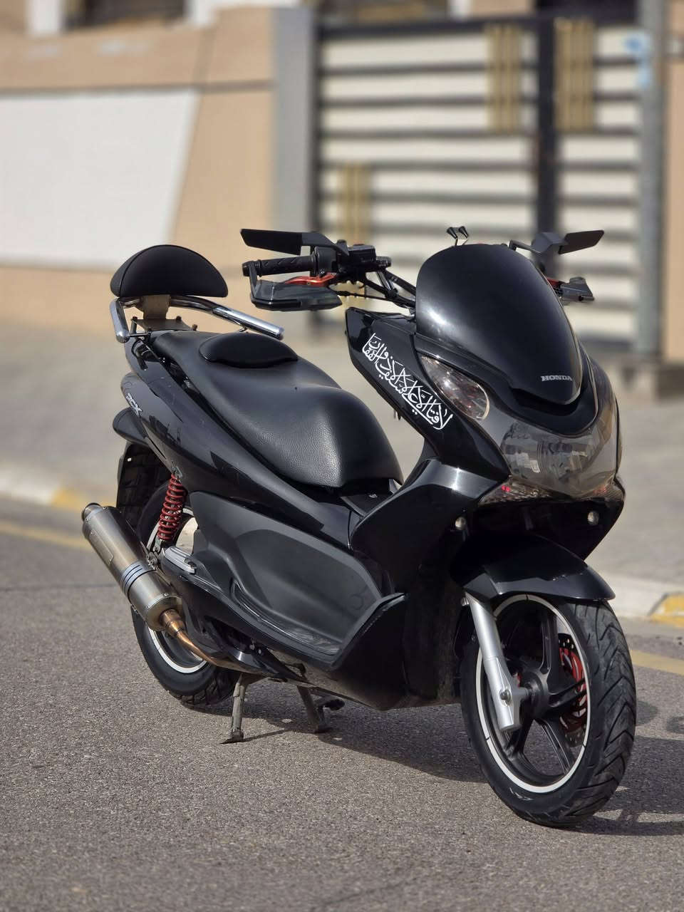 دراجة PCX 150cc جيل اول
دراجة مكفولة من كلشي
مال رمبة على ايدي ادامة دهن موتال بانزين كله محسن
دواسات بريك رياضي + البلاديات موجودة
اكزوز رياضي اصلي بلادي + البلادي الكاتم موجود
دراجة مابيها اي نقص ونظيفة وكاملة مكملة 
( بيها فقط كسر بالكفر الجانبي الايمن )
العنوان الكوت مجمع الرواد السكني
السعر 1800
الاتصال ***********
واتساب ***********
