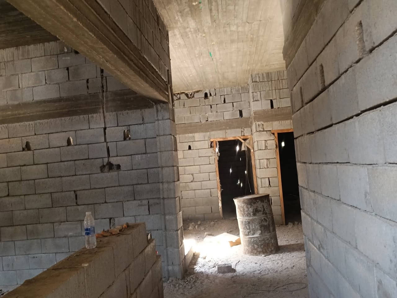 سلام عليكم يوجد هيكل كامل طابو سند 25 زراعي مساحته 200متر مكان ابوالخصيب طريق الصحراء يبعد عن الشارع المحكمه 250متر 
انطيك نسخه من الطابو ومكاتبه وكاله اسويلك سعره 75 وبيه مجال البيت يتكون من ديوان وغرفتين ومطبخ وصاله وصحيات داخليه وخارجيه 
رقم الهاتف ***********
