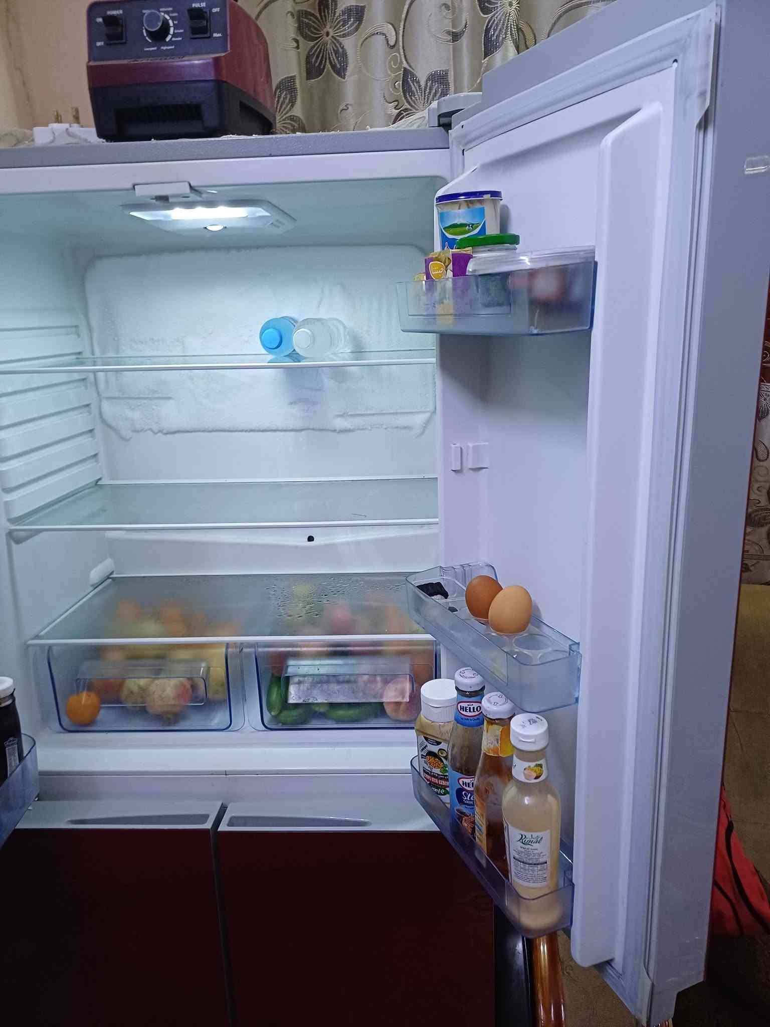 ثلاجة ومجمدة طابقين للبيع الفوك ثلاجة والجوة مجمدة استعمالهة ما صار الهة ستة أشهر  السعر ٤٥٠ الف قفل روح اسأل على سعرهة وتعال التعجبة يتواصل وياي على هذا الرقم *********** غير متواجد بالفيس بوك
