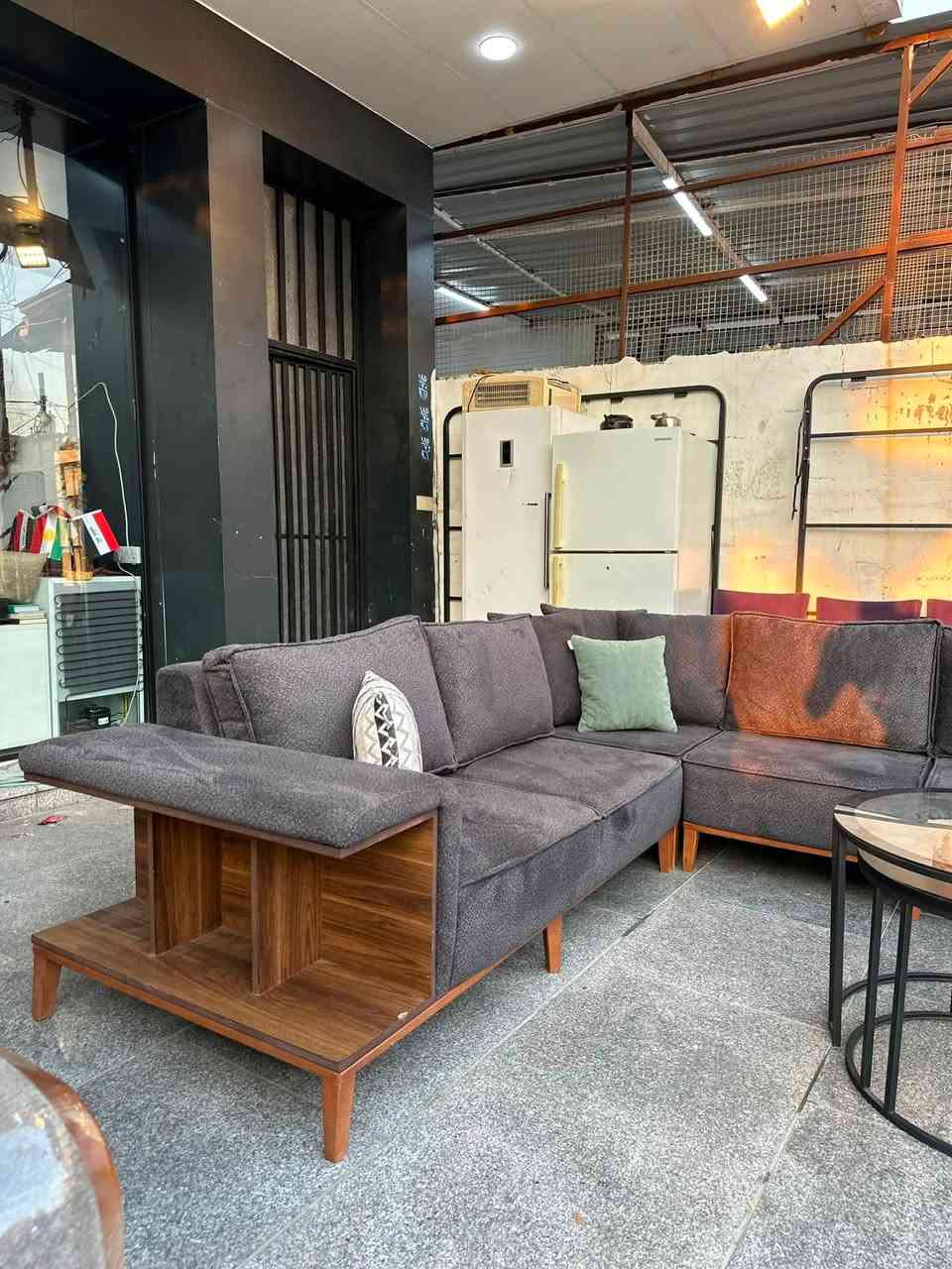 كورنار من ماركه ( مودا سوفا )  نسبت النضافه 100‎%‎
مواصفات التخم 
1- الاسفنج فول سوفت طبي
2-كوشات الضهر متحركه فول بولستر 
3-الهيكل والارجل بالكامل خشب 🪵 زان  الاصلي 
4-بموديل حديث وبي مكتبه جانبي  + جانب موديل جستر  
5-وبي قطعه متحركه جوكر تناسب جميع الاماكن 

العنوان اربيل هفلان شارع 20 للمستعمل  ( معرض الياقوت ) 
للحجز والاستفسار تواصل واتس اب 
***********
***********

