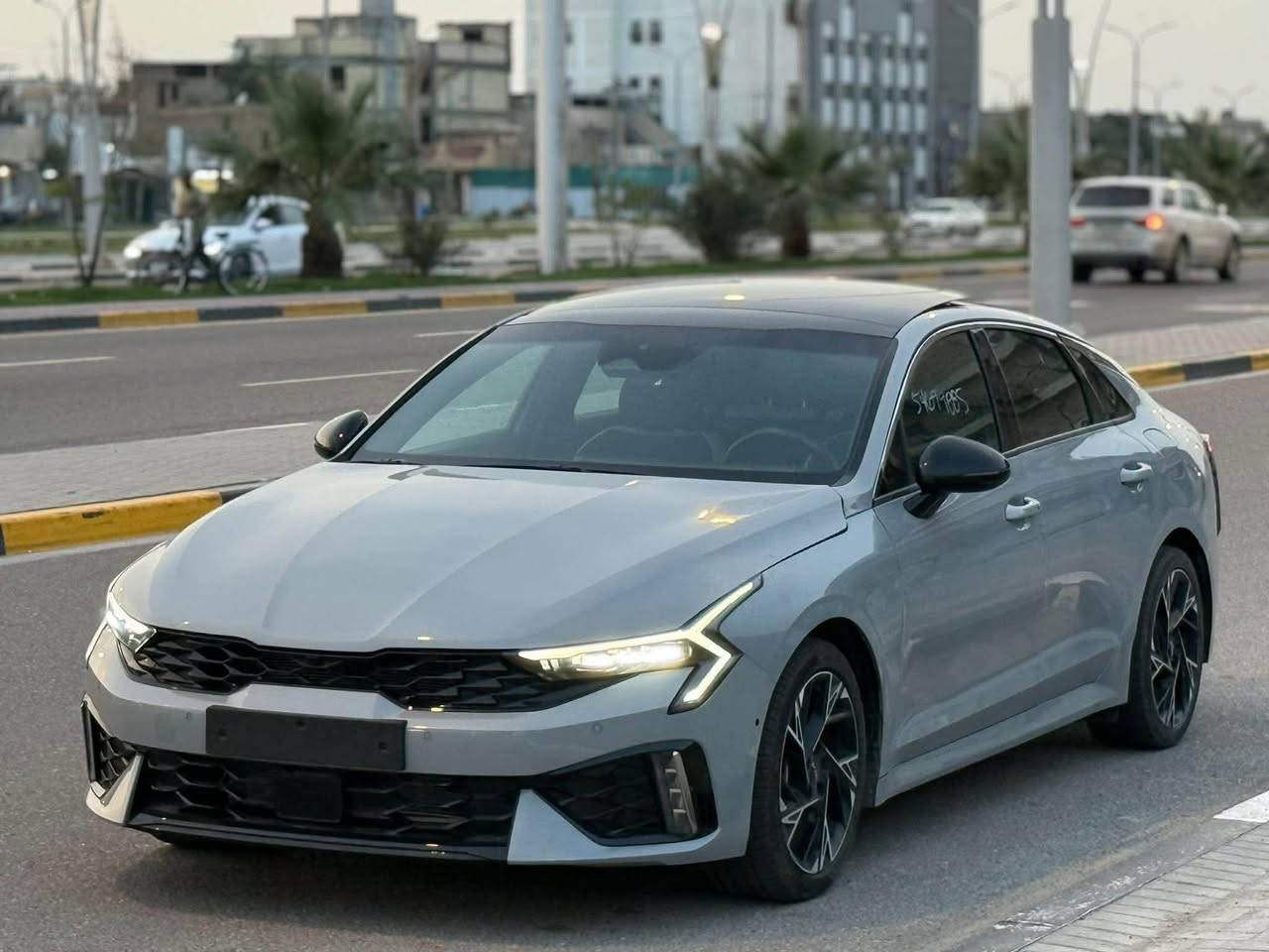 السلام عليكم k5 
مديل ٢٥ فول موصفات. 
محرك٢٥٠٠ تنفس طبيعي. بدون رقم حره تترقم جميع المحافظات 
مكانه بصره السعر ١٦٥  وبيه مجال ***********
