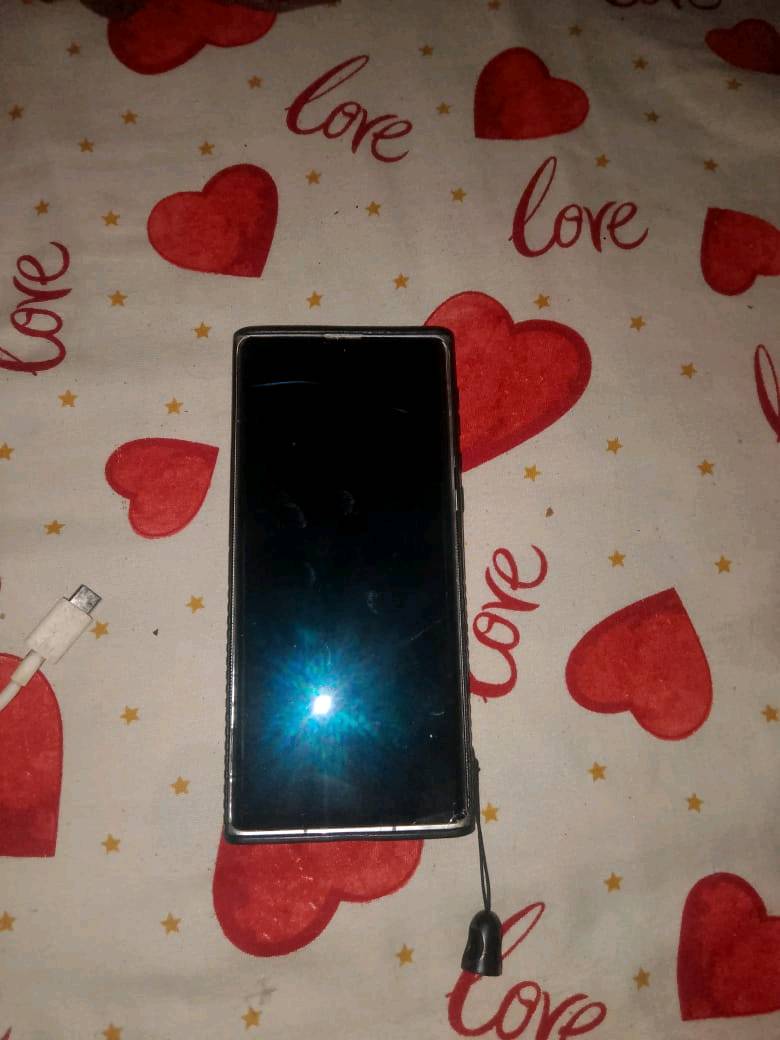 مبايل للبيع اسمه Leitz Phone1 ذاكرته256مبايل بيه كسر خفيف ولسعر رقم الهاتف***********