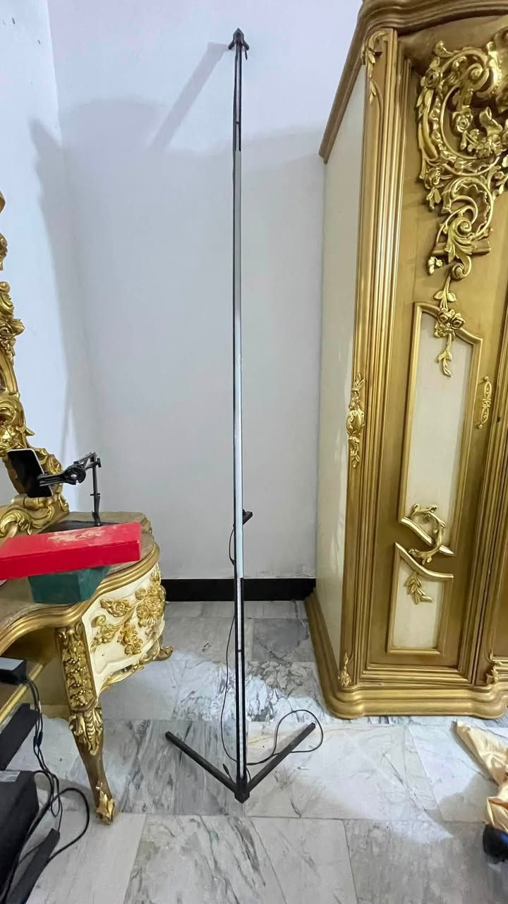 نشره لد عامودي طول اكثر من مترين
تنربط  ع تطبيق 

نشره 7 قطع تتركب 

تصيروحده  وتنقسم وتصير ثنين تشرات 

قطع نشره المنيوم مو بلاستيك 
للتواصل ***********
