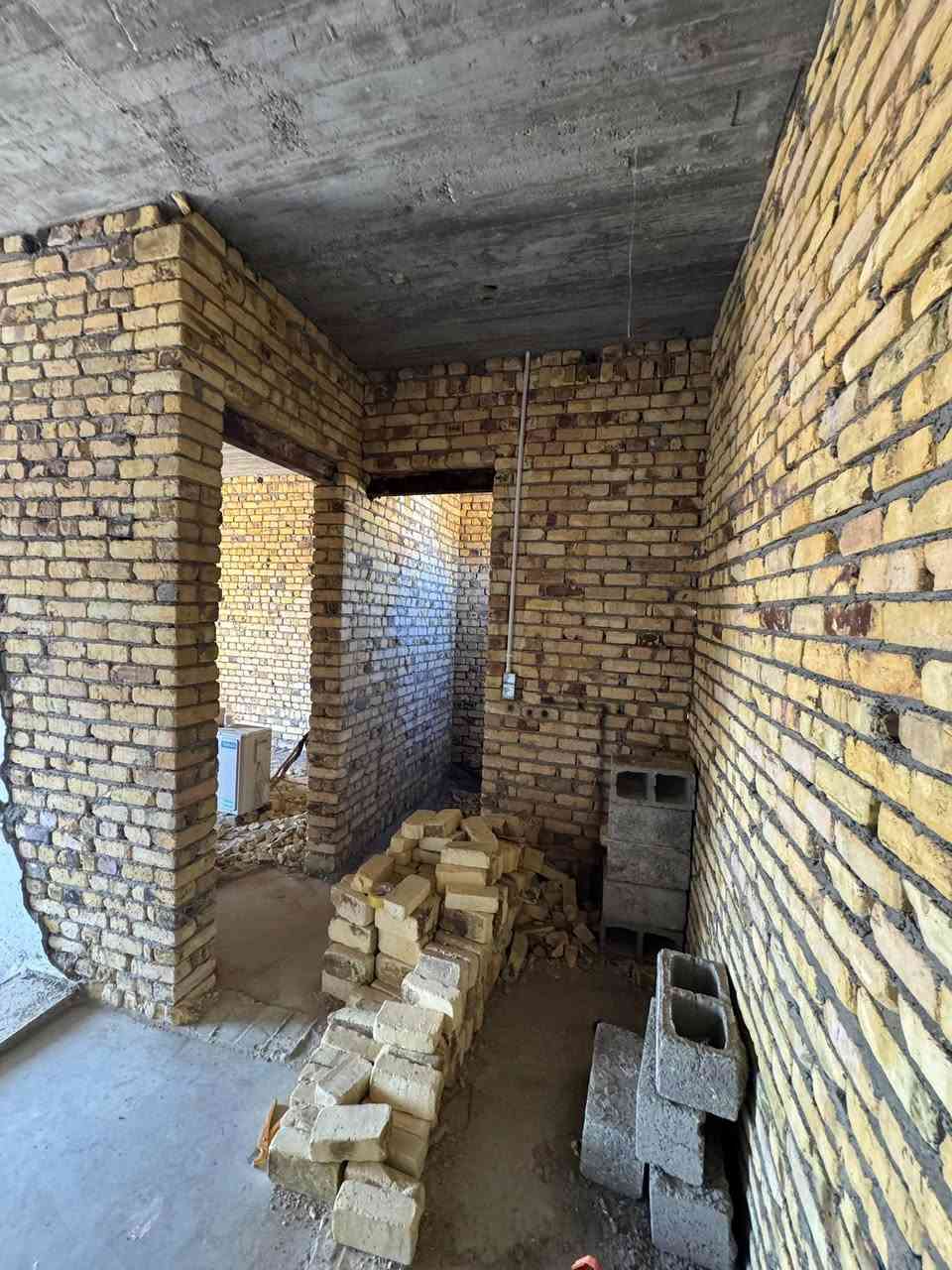 دار للبيع (طابو زراعي سند25 حق التصرف)
بيت سكني مميز للبيع في حي القصور  – موقع استراتيجي وعلى شارعين، وقريب جداً من مدرسة قادة المستقبل.
📐 الواجهة: 10 متر
📏 النزال: 28.5 متر
🏠 العقار على شارعين، ويتميز بوجود حديقة من الجهة الثانية بمساحة 60 متر مربع.
الطابق الأرضي:
مطبخ
استقبال
صالة
غرفتين نوم
صحيات
الطابق الأول:
غرفتين
صحيات
الهيكل مبني ويحتاج إلى إكمال التشطيبات.
الموقع:
📍 حي القصور – قرب مدرسة قادة المستقبل
📏 يبعد عن المدرسة حوالي 100 متر فقط.
 عقار مميز للعوائل، بموقع هادئ واستراتيجي، على شارعين، مع حديقة خاصة بمساحة 60 م²، وطابق إضافي قابل للإكمال حسب رغبة المشتري.
للاستفسار ***********
