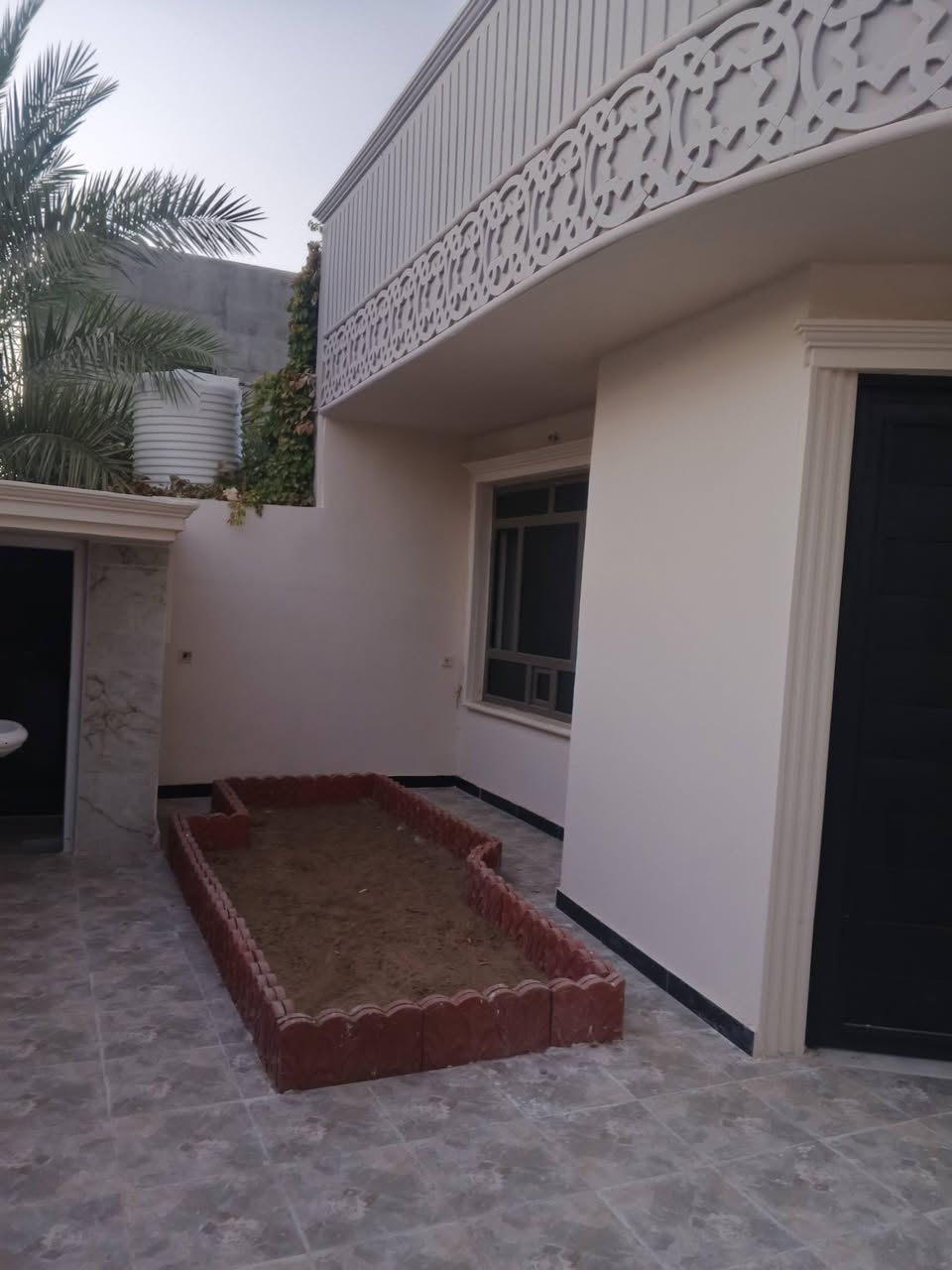 دار ٢٠٠ متر قاط واحد للبيع في دور الزراعه الثالثه قرب جمعية دور الزراعه..يحتوي ع إستقبال وصاله ومطبخ وغرفتين نوم + منور. وبيتونه . وصحيات داخليه و خارجيه...السعر 100 وبي مجال بسيط.. نوع العقار ملك صرف سند 25.   للاستفسار الاتصال على الرقم ☎️***********
