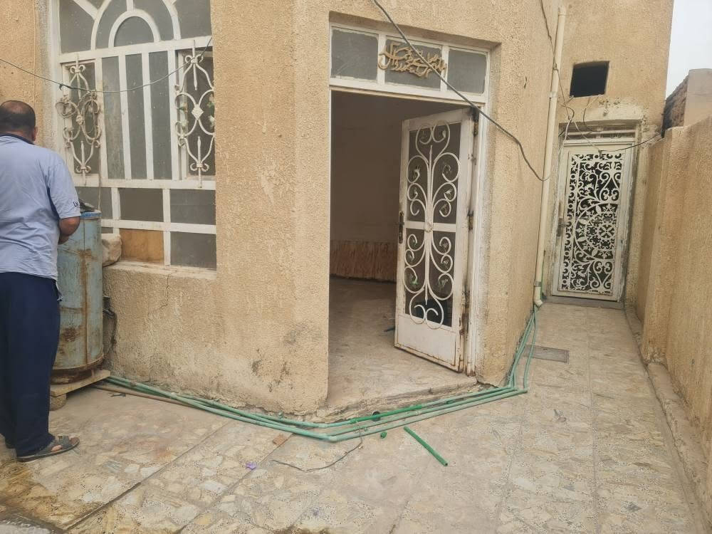 بيت مساحة ١٠٠م
غرفة مع صالة مع استقبال مع مطبخ مع صحيات مع طارمة مع سطح مع خط مولد للايجار
الاتصال على الرقم
*********** النجف, العراق
