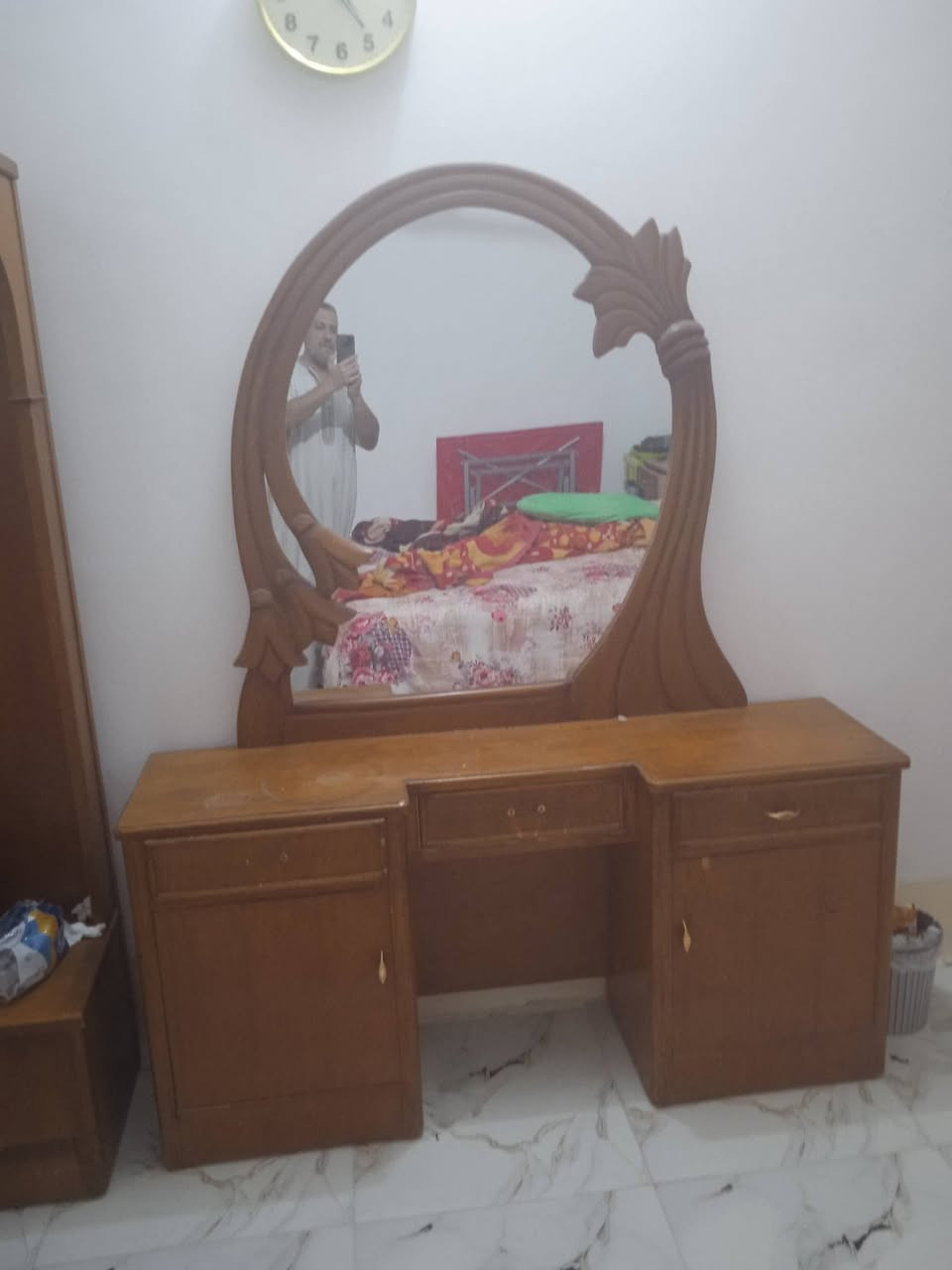 السلام عليكم غرفه نجارة ونظيفه السعر 600 وبيها مجال بابل قرب سيطرة الآثار رقم الهاتف  ***********.

