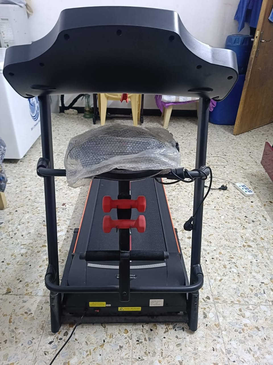 عندي جهاز جري مثل  الي بالصوره  للبيع... استخدام منزلي نضيف جدا وزن يتحمل 180كيلو دبل ماطور جبلي بي حزام تكسير شحوم تدليك جسم كامل موصفات او بي .. ام بي ثري سماعات  العنوان بغداد سعره 350 وبي مجال الكراده بارك السعدون وهذه رقمي ***********
