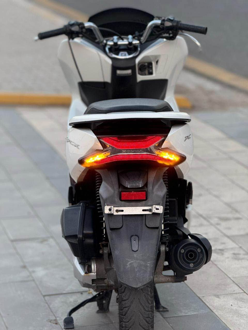 للبيع دراجه pcx  جيل ثالث بصمه الحديث  يوماهاالاصلي  مكينه 150 حساس حرف A نوزل خطين ستان كهربائي ماشيه14 الف زيرو الدراجه مال بيت حساس ازدحام دراجه جديده  حساس شلعه معدل خير من الله دراجه تتعب تكول جديده مال جناي  مكان بغداد الكرخ السعر 14 ونص$$ وبيهه مجال والاستفسار *********** بغداد, العراق
