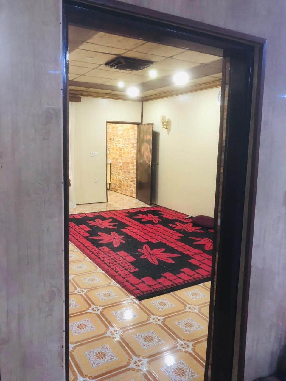 السلام عليكم،
لدينا هذا المنزل للبيع، مساحته 150 مترًا مربعًا، ومعه أرض مساحتها 150 مترًا مربعًا من الخلف.

يتكوّن المنزل من:

استقبال 

غرفتين نوم

صالة كبيرة

مطبخ

مكسوّ بالكامل بالسيراميك

يحتوي على مكيفين سبليت

يوجد معه كاونتر مطبخ

فرع صب

عنوان حي عسکري ئاو بارە

سعر 50 معامله

***********
