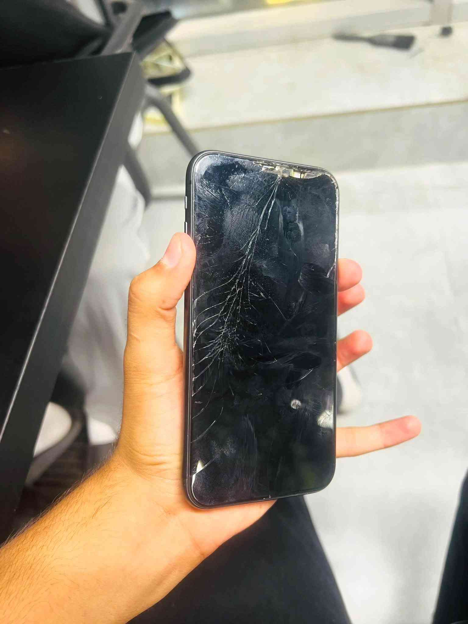 آيفون ١١ • ١٢٨ • تبديل شاشة