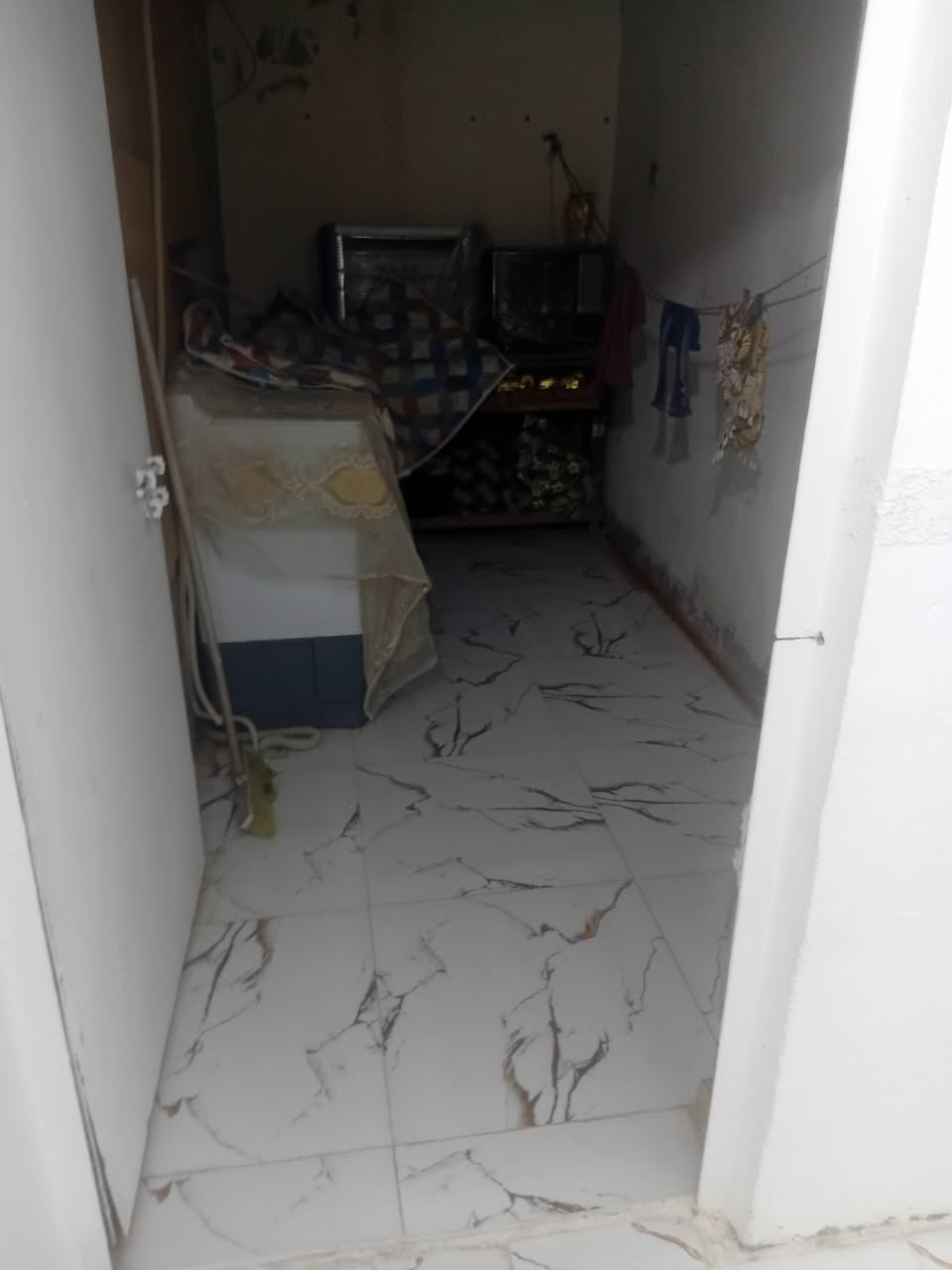 بيت تجاوز للبيع في مغربه على الشارع العام بنص الطابو بشارع جامع الاحرار يتكون من غرف عدد2مناورعدد2 صاله  مطبخ استقبال صحيات داخليه ساحه جبيره للسفسار اتصل ***********
