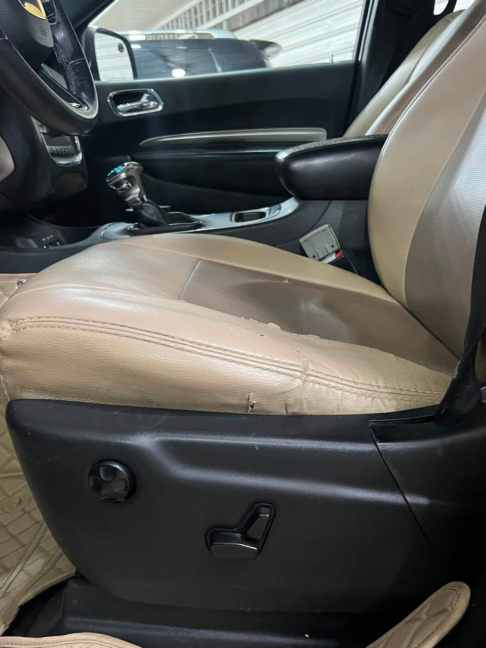 � دودج دورانجو SXT Plus – فول 2018🔥
🇮🇶 رقم بغداد – باسمي
🔄 تحويل ثاني يوم، وتطلع باسمك مباشرة إذا إجا رزقها.

✨ المواصفات:
• SXT Plus فول مواصفات
• رادارات أمامية وخلفية
• نظام توقف ذاتي
• كشن كهرباء
• جنطة كهرباء
• فتحة جنطة كهرباء
• شاشة وسطية كبيرة
• تدعم Apple CarPlay & Android Auto
• تبريد كشن
• 3 صفوف مقاعد
• تحكم بالمقود
• مثبت سرعة
• كاميرا خلفية
• حساسات أمامية وخلفية
• تشغيل بصمة
• دخول وتشغيل بدون مفتاح
• تحكم كهربائي بالمقاعد
• تحكم بالمناخ
• تبريد كير كامل وكالة وجديد
• تخم تاير حديد حدادية
• ماشية 160 ألف كم

🛠️ الحالة:
داخلة العراق كلين، تم تبديل الدعامية فقط – قطعة واحدة، وباقي السيارة نظيفة.

🛡️ كفالة عامة: من صبغ 

📍 المكان: النجف الأشرف
📞 ***********
سعرها 223$
