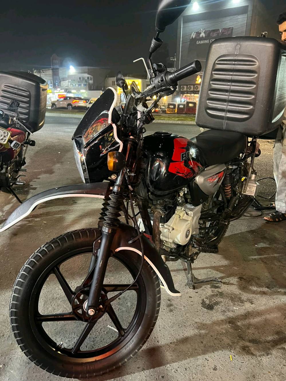 سلام عليكم دراجه بوكسر جبلي مديل 22 رقم انكليزي بأسمي الدراجه اي نقص ما بيه تجفيت اول مره اله قبل اسبوع  جفتته دجفيت كامل بس مو فشك يعني من كور الدراجه تخم تاير دبلات كابريتر ونقصه بس صينيه مال زنجيل سعر 2100 وبيه مجال للطيبين وسلامتكم رقمي ***********