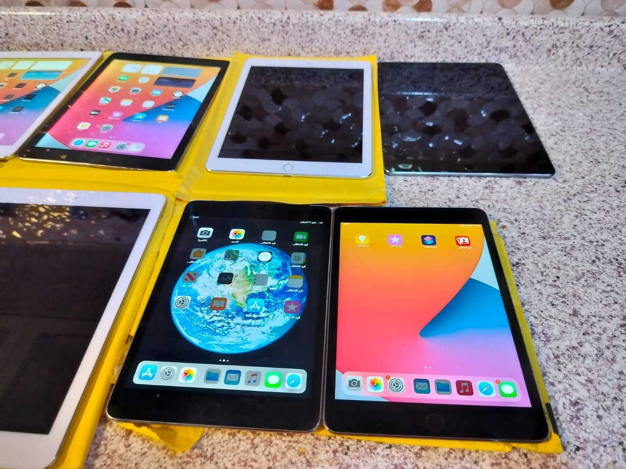 وصل 📲 ايباد اير 2 ومني 4 نضافه 100 كلش نضيف ياتلحك يا لا اسعار جوه السوك شرط . تواصل واتساب *********** او مازنجر
