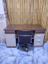 ميز مكتب مع كرسي  دوار نضافه 90بلميه للبيع 250 بي مجال تصال على الرقم ...