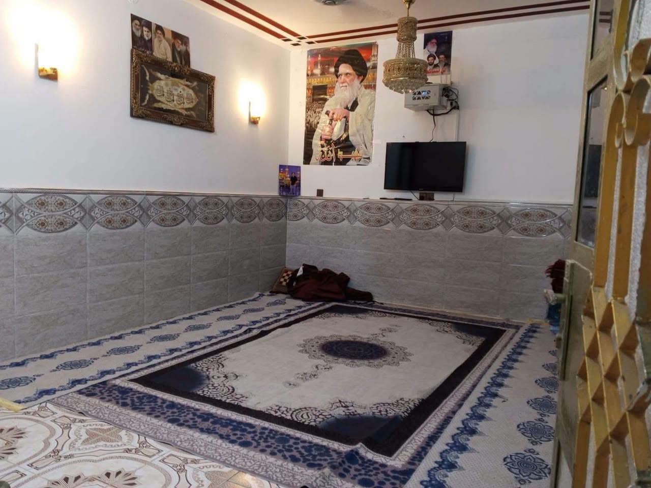 🏠دار للبيع مساحته 200متر  نظيف  يحتوي على غرفتين نوم وهول ومطبخ واستقبال وصحيات داخلية وخارجية وگراچ  كبير
🔳مبني من البلوك 
🔳السقف صب كونكريت 
🔳الارضية والجدران سيراميك 
🔳نوع العقار طابو زراعي 
🔳مرقم من قبل البلدية 
🔳قريب جداً من الشارع العام 
السعر//47 مليون وقابل للتفاوض 
عنوان كوت حي الحكيم الأولى شارع افران الهادي 
للاستفسار الاتصال 
***********
***********
***********
مكتب دلالية أهل الديرة للعقار 
عنوان المكتب كوت حي الحكيم الاولى مجاور شركة كالة المكتب الركن
