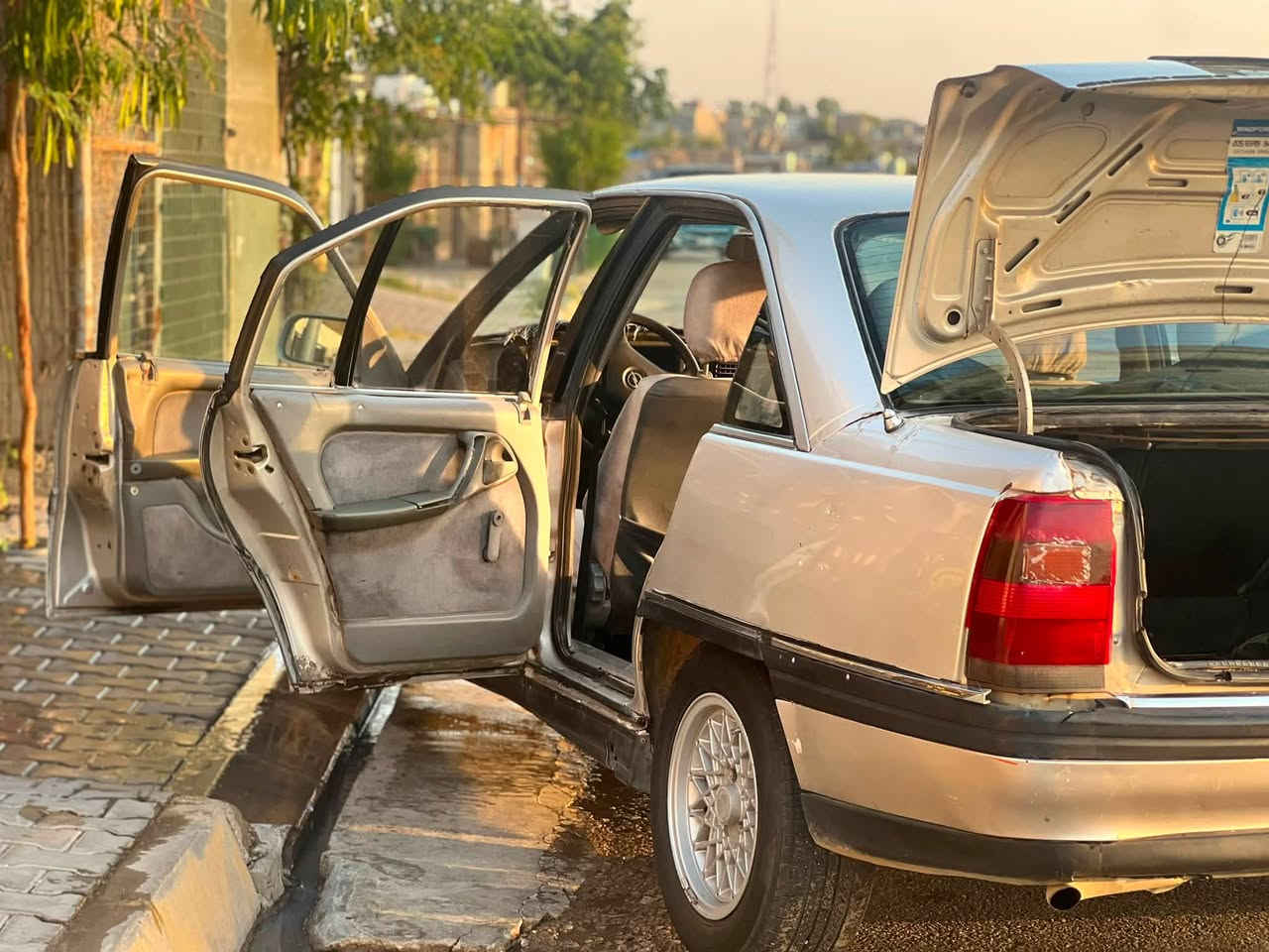 سلام عليكم
سياره أوبل اوميكا 
رقم كركوك 
مشروع وطني 
كوبون بانزين 
موديل 92

محرك 20
السعر 33وبيها مجال 
اتصل ع رقم***********
