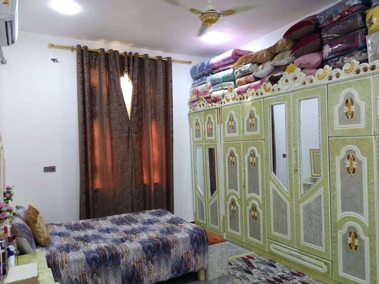 سلام بيت للبيع بحي جوادين نزله الثانيه مساحه البيت 750 بيه 3 غرف و صالتين ومطبخ حار وبارد البيت كامل ومتوفر كافه الخدمات ماء كهرباء مجاري سعر 120 وقابل للتفاوض رقم الهاتف ***********
