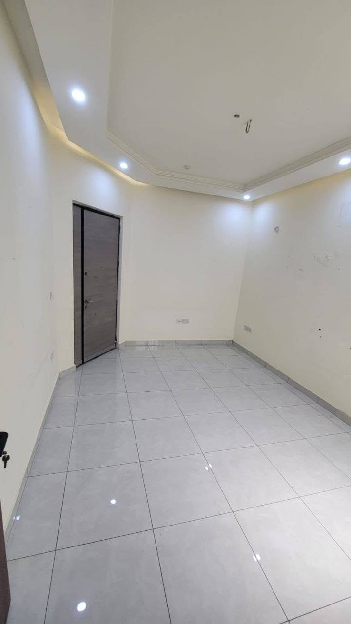 🏠 للإيجار في السيدية | شقة مودرن طابق أول

📐 المساحة: 200 متر

✨ شقة واسعة ومناسبة للعوائل، بتوزيع مميز:

🔹 مدخلين منفصلين
🔹 مدخل صالة + مدخل مطبخ

🔹 3 غرف نوم، منها غرفة سويت 🛏️
🔹 صالة معزولة
🔹 مطبخ معزول
🔹 هول داخلي
🔹 بلكونة 🌿

📞 للاستفسار والتواصل:***********
📲 متوفر واتساب

🏢 شركة قمر للتطوير العقاري
📍 العنوان: السيدية – شارع الآمن
