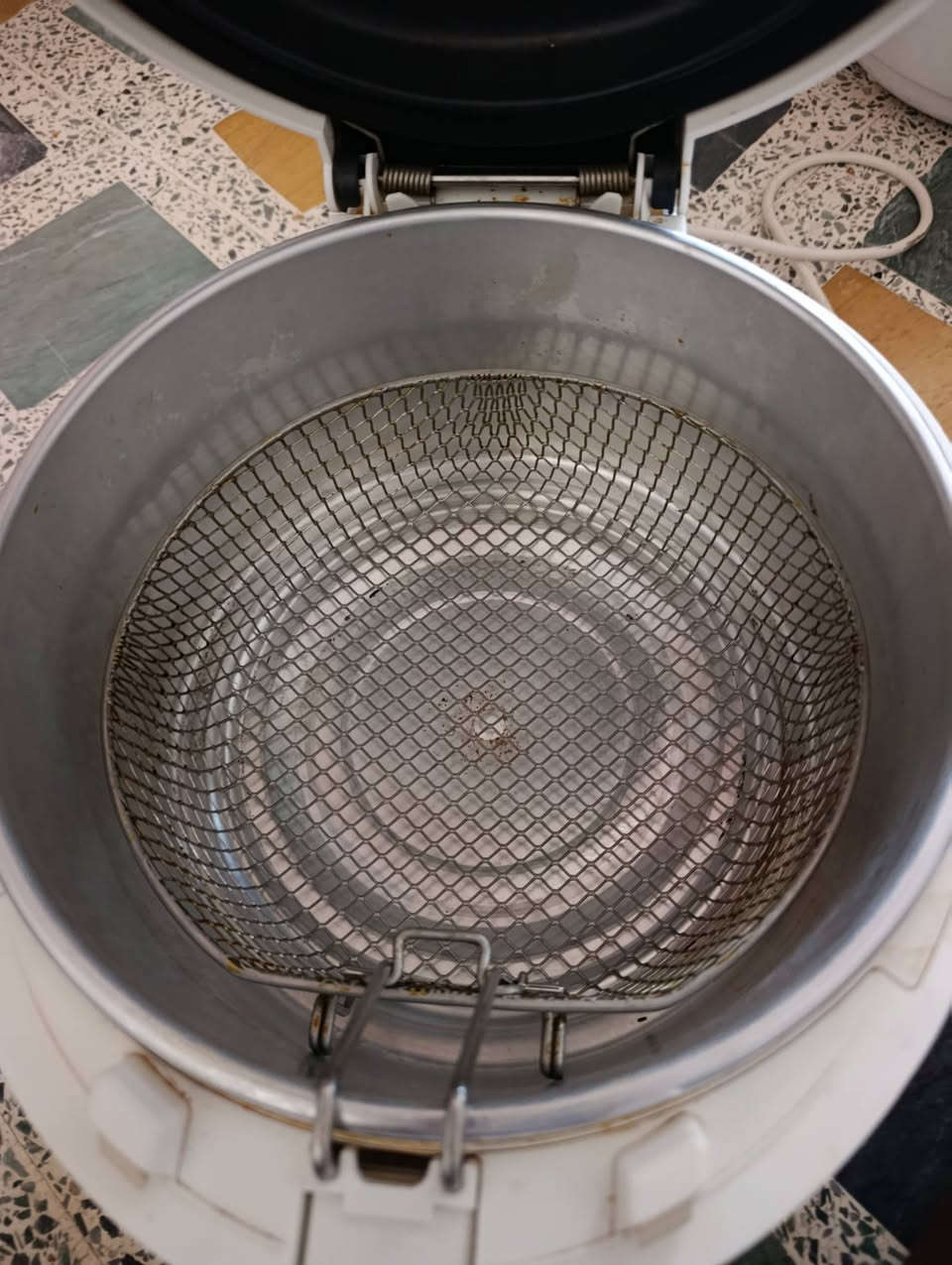 السلام عليكم،قلاية زيت كهربائية Tefal Maxi-Fry الأصلي
الماركة والموديل: تيفال (TEFAL Maxi-Fry) أصلي.
الحالة: نظيفة جداً وبحالة ممتازة، شغال بشرط الفحص والتدقيق.
الأداء: سريعة جداً جداً بتسخين الزيت وتوصل لدرجات حرارة عالية لقلي مثالي ومقرمش بوقت قياسي.
المواصفات والعملية:
حوض سعة كبيرة يناسب العوائل (للبطاطا، الكبة، والدجاج).
غطاء علوي يحتوي على فلتر لمنع انتشار الروائح وتطاير الدهون.
مؤشرات حرارة واضحة على الجسم الخارجي لتسهيل ضبط الحرارة حسب نوع الأكل.
جسم عازل للحرارة لحماية اليدين أثناء الاستخدام.
السعر: 25,000 دينار مع التوصيل 
الموقع: الموصل - الجانب الأيمن.
للتواصل: ***********
