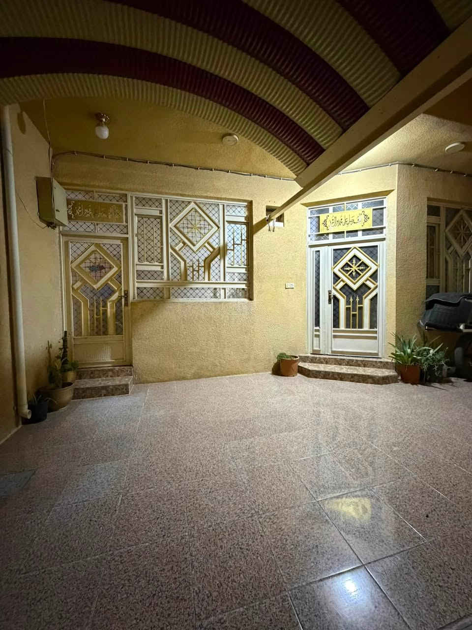 بيت للبيع
السلام عليكم 

بيت للبيع مساحة 100 متر مربع طابو صرف

نزال 10م والواجهة 10م

بناء حديث طابقين يحتوي على اربعة ٤ غرف نوم مع استقبال ومطبخ وصالة وصحيات للطابقين 

السطح عازل للحرارة 

الموقع تجاري التحرير - شارع الحولي - مقابل عمارة المصطفى على الشارع العام 

للاستفسار ***********
