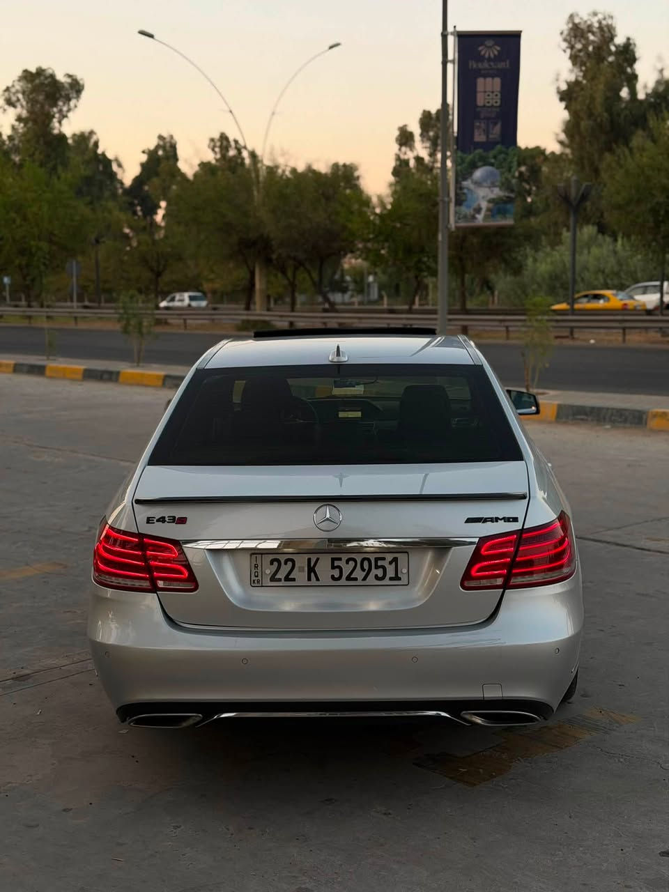 Mercedes Benz E-Class 200
موديل/ 2013 شكل جديد
مكينة/ 4 سلندر بنزين 2.0ليتر
ماشيه : 160الف

بدون صبغ و بدون حادث فقط دعاميه

گير و مكينة و كهربائيات كلها شرط 

فول مواصفات:
-سلايت 
-رادار امامى
 - كشنات جلد و شامو 
-حساسات امامى و خلفى
-سيستم ايكو 
- شفتات
- لايتات فول دايناميك و متحرك 
-اتو ستوب 
- سيدى بوكس
-كشنات هيتر 
- ليد داخلى 
- وبعد بيها مواصفات

سيارة جاهزة الحمدلله من كلشي بدون نقص
مكان سيارة: الموصل
رقم الموبايل/  ***********
سعر سيارة/ 170 ورقه وبيها مجال
