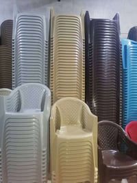 كراسي جديدة • طاولة • درجة اولى