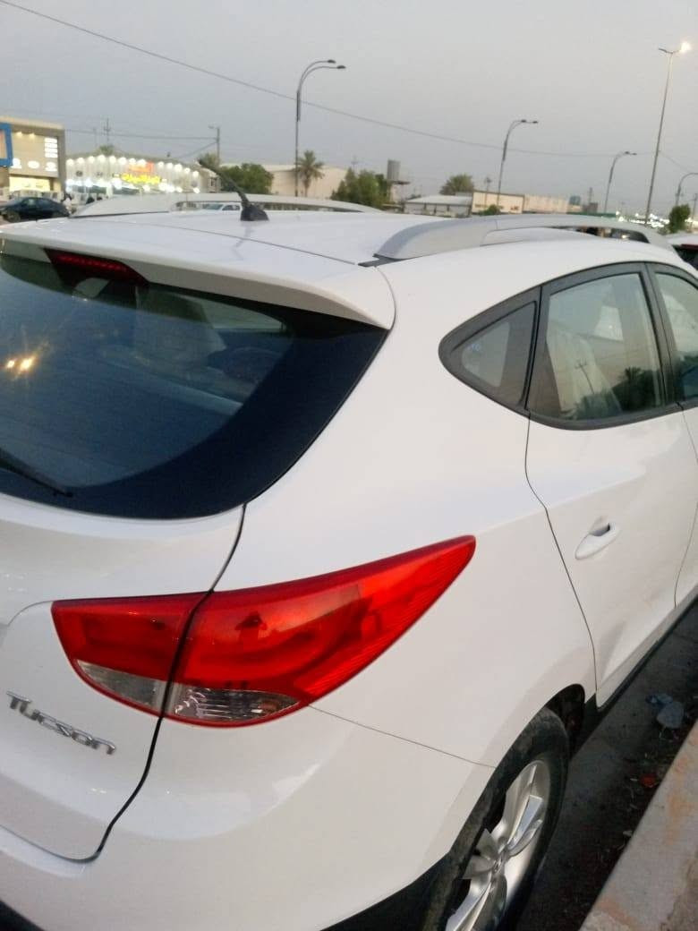 السلام عليكم
توسان ٢٠١٢
 خليجي أبيض
رقم اربيل ألماني
بيها نص بنيد فقط صبغ بدون حادث وبدون دواخل
سونار مرفق
السياره  نظيفه كلش ومعتنين بيها 
حداديه كامله قبل شهر شديتها
تخم تاير وباتري البارحه بدلتهن
محرك وكير كفاله من فتح ونواقص
ماشيه ٢٠٠
***********
