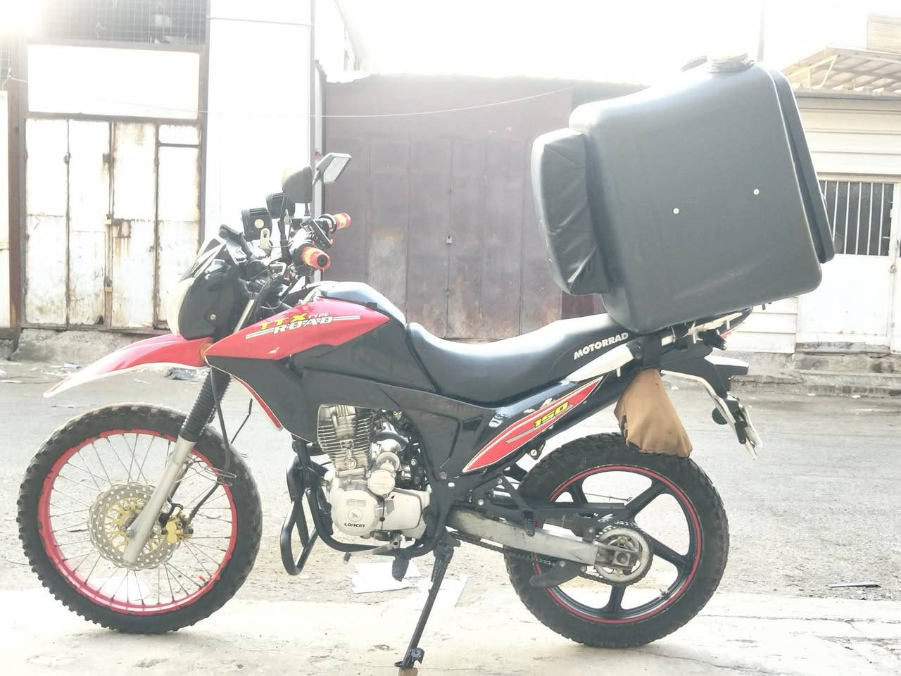 للبيع للبيع للبيع
دراجه TTX
موصفات الدراجة 
تجي بمحرك 150 cc 
بستم واحد فقط 
 تبريد المحرك على الهواء 
ممتص الصدمات يجي بنوعية كلش ممتازة
الاطارات تجي نوع چوب جبلي امامي الحجم (21مشلن) .. 
الخلفي جوبلس الحجم (18)
 بالوجكترات 8عدسه أصلي 
انظمة البريك تجي بنوع دسك امامي ..ولخلفي بنز
خزان الوقود 13 لتر
ارتفاع دبل الدراجة91 سم
الدراجة تصلح للطرق الوعرة وطرق الاسفلتية 
الدراجة تجي بشكل سبورت جبلي بلكامل
✅ تصميم جبلي ومتين، مثالي للعمل والدلفري
✅ أداء عالي على الطرق المعبدة والوعرة
✅ تنفع للدلفري، الشباب، والمشاوير اليومية
✅دراجه رقم. السنويه ابسمي  كبل تحويل ثاني يوم 
الاستفسار
***********
وات ساب 
+9647704919063
كاظم القريشي 🩵🫡
