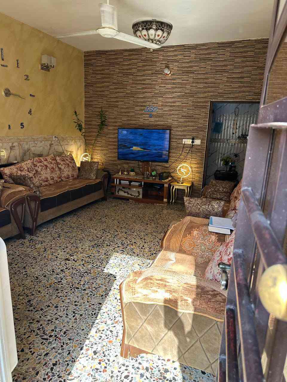 السلام عليكم بيت للبيع الغزاليه نهايه شارع المهاجرين الضباط مساحه ١٠٦م للاستفسار ***********

