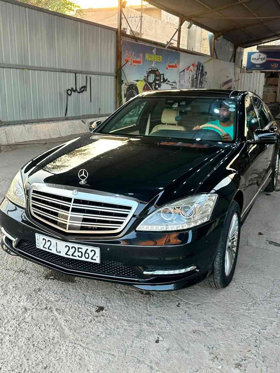 السلام عليكم
للبيع مارسيدس S350L موديل 2013 اصل 
السيارة كامل مواصفات 1/1  باب طويل رقم اربيل بأسمي سنوية الى سنة 2031 تحويل ثاني يوم فحص وهزة جديدة  مكان السيارة بغداد علماً السيارة جازة من اي شي
السعر 205 
للأستفسار اكثر الاتصال على الرقم ***********
