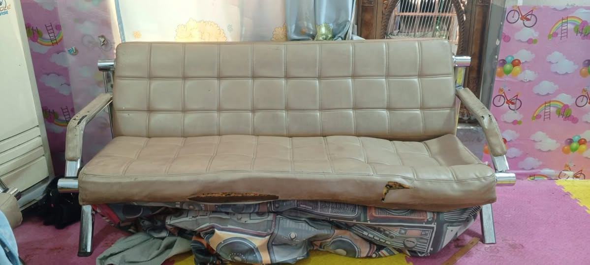 قنفات عدد ٤ وحده جديده   نجف
و٣ يحتاجن تصليح 
***********
