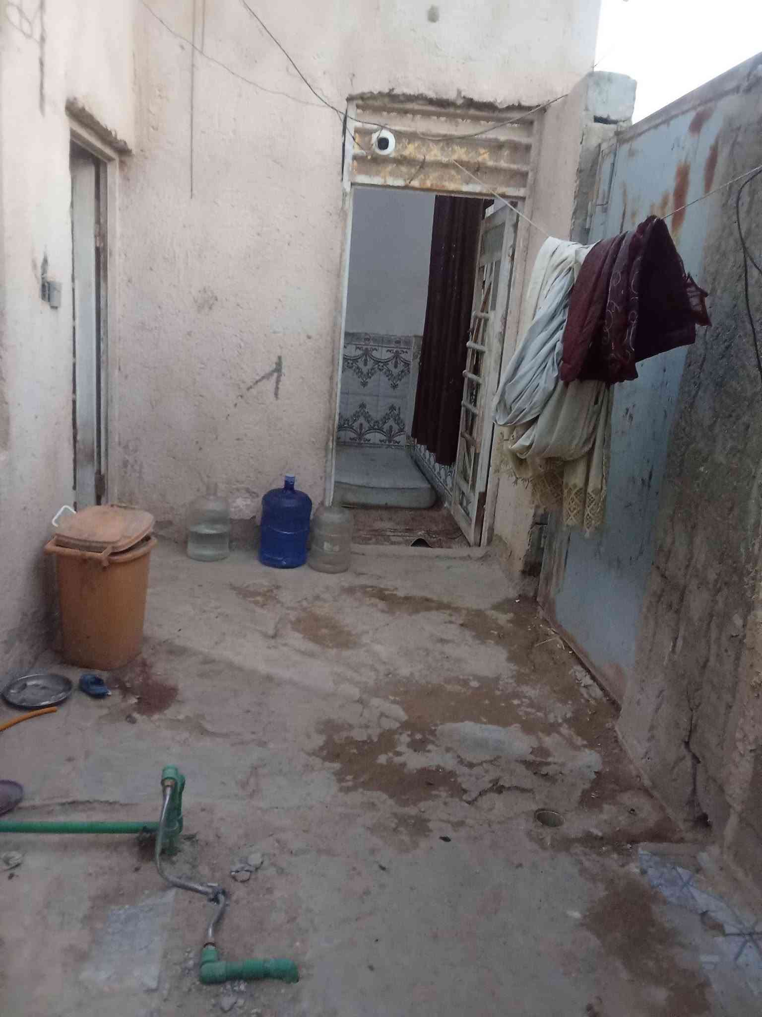 السلام عليكم بيت للبيع عقد زراعي مساحته 145متر بيت وعرصه بصفه مسوينها حديقه غرفتين وصاله و مطبخ وستقبال وتخاريج داخليه وخارجيه تجعيب طابوك بنيانه بلوك عكاده الوجهيه 14ونزاله 12مكانه شارع مطار القديم قرب جامع أم البنين يبعد عن مطار 70متر وعن شارع 500متر سعره 22وبي مجال ***********
