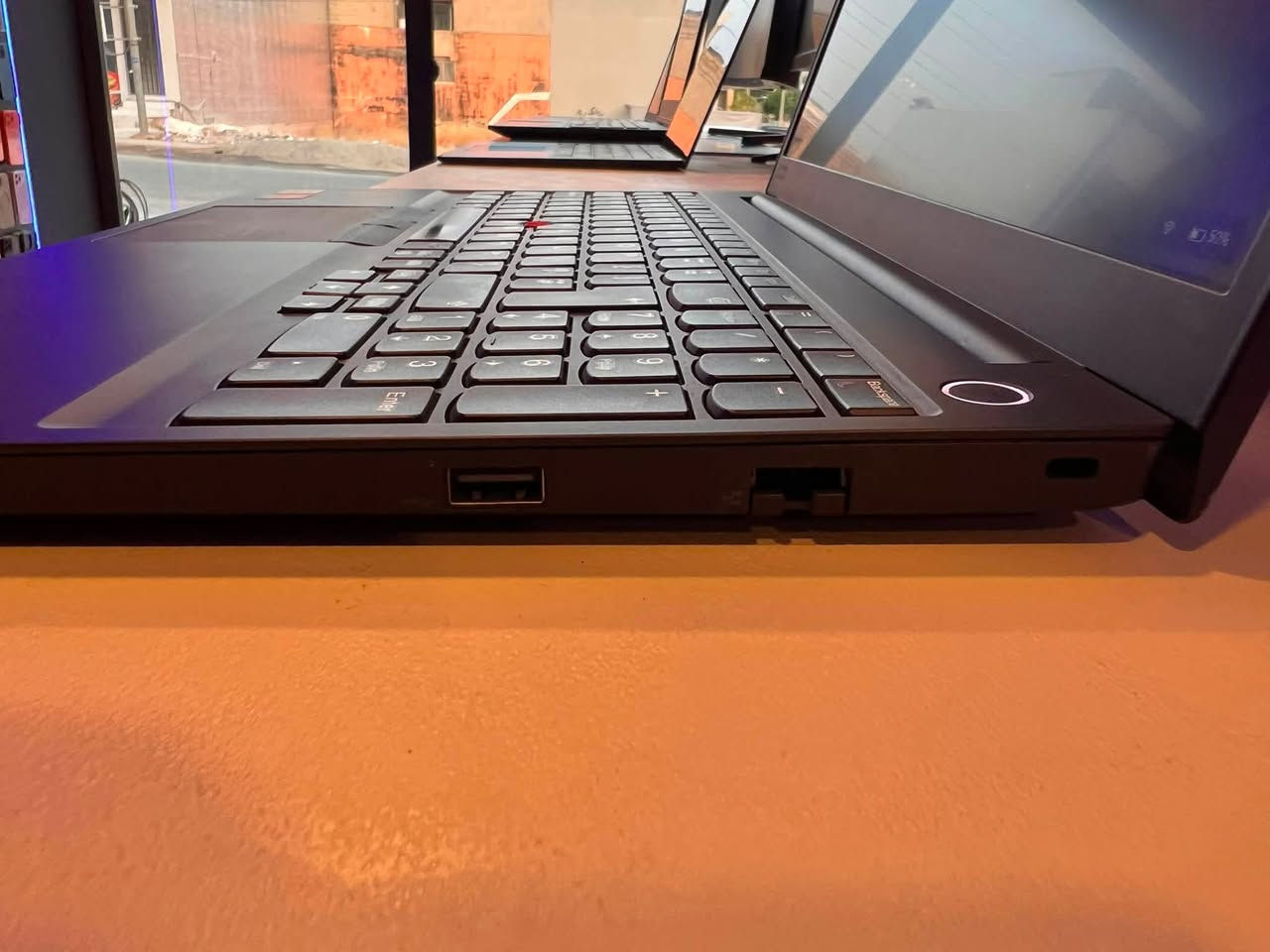 السعر: 480,000 (قفل نهائي)
رقم :*********** WhatsApp 

💻 لابتوب أنيق وعملي للأداء العالي | Lenovo ThinkPad E15 💼
إذا كنت تبحث عن لابتوب يجمع بين قوة الأداء، الفخامة، والسعر المناسب للشغل، الدراسة، أو الاستخدام اليومي، فهذا الجهاز هو خيارك الأمثل! 🔥
⚙️ المواصفات التقنية:
 المعالج (CPU): Intel Core i7-10510U (الجيل العاشر السريع)
 الرام (RAM): 8 جيجابايت
 التخزين (Storage): 256 جيجابايت SSD (سرعة عالية في الإقلاع ونقل البيانات)
 كرت الشاشة (GPU): مزدوج (AMD Radeon RX 640 بسعة 2 جيجابايت + Intel UHD Graphics) للأداء الرسومي الجيد
 الشاشة: 15.6 بوصة بدقة FHD واضحة ومريحة للعين

✨ مميزات إضافية:
 الحالة: مستخدم بحالة نظيفة جداً وممتازة 👌
 السعر: 480,000 (قفل نهائي) 💵
 الضمان: ضمان حقيقي لمدة شهر كامل لتشتري وأنت مرتاح البال 🛡️
 التوصيل: خدمة التوصيل متوفرة بسعر رمزي (5,000 دينار فقط) 🛵
