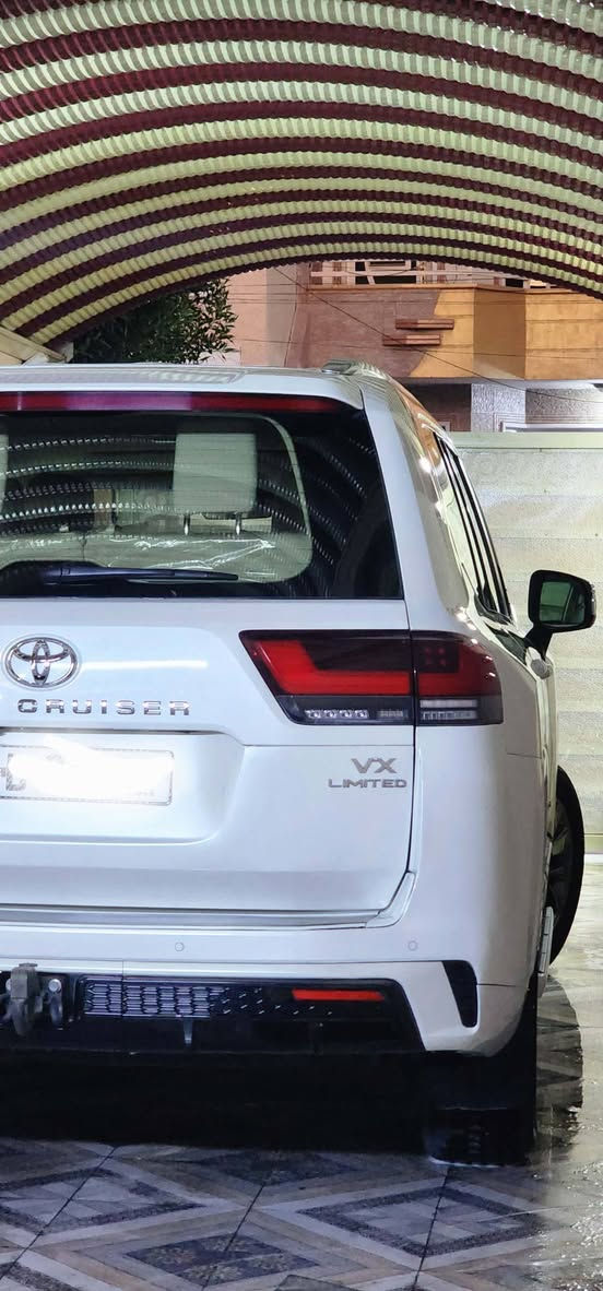 سلام عليكم  تيوتا لاند كروز 2024VX لمتدد  محرك اربعتالاف ماشية 22الف  جدا نضيفه  مغلفهppf بل كامل ومواصفات ال VX لمتدد معروف جلد فتحة كراسي كهرباء  شاشه جبيرة ثلاجة تدفئه وتبريد للمقاعد الأمامية والخلفية وشاشات خلفية وصندوك كهرباء  وتحكم بل كراسي الخلفية كهرباء  اربع قطع تبريد السكف شاموا  وتشغيل عن بعد وبعد هواي مواصفات   سيارة نضيفة مال بيت  بيهه  حالوب وبارد شبر ونص  بل خلف فقط   رقم بغداد  سعر  110 مليون وبيهة مجال بسيط مكاني بغداد زيونة رقمي *********** متواجد  واتساب

