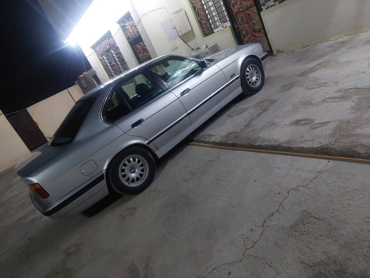 السلام عليكم مكلف بلنشر اخوان عندي سياره نوع BMW موديل 1992 رقم اربيل دولي بسمي سياره خير من الله ما ناقصها شي كير او مكينة كفاله عامه فتحه بالسقف كشنات جلد اسود ملكي تخم تاير باتري جديد سياره بسمي سعرها 75$ بيها مجال حق الجيه تلفون *********** مكاني طريق النجف الحيدريه خان نص او بغداد شارع المطار دوامي هناك
